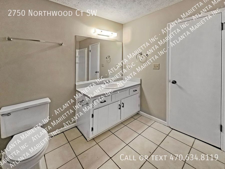 Recently Updated 2/2.5 Flat in Duplex Building - Housing Vouchers Accepted property image