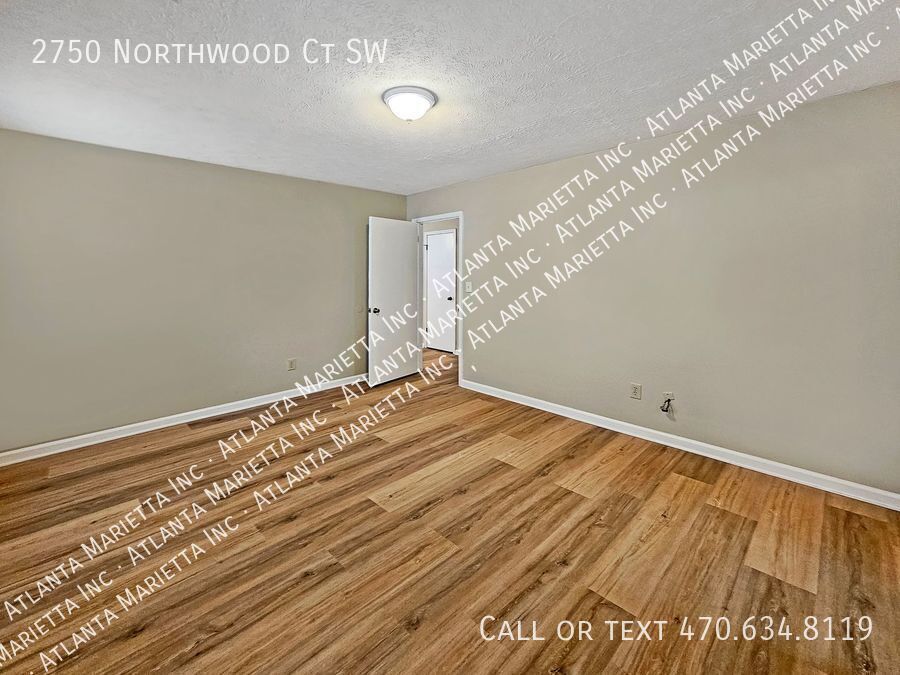 Recently Updated 2/2.5 Flat in Duplex Building - Housing Vouchers Accepted property image