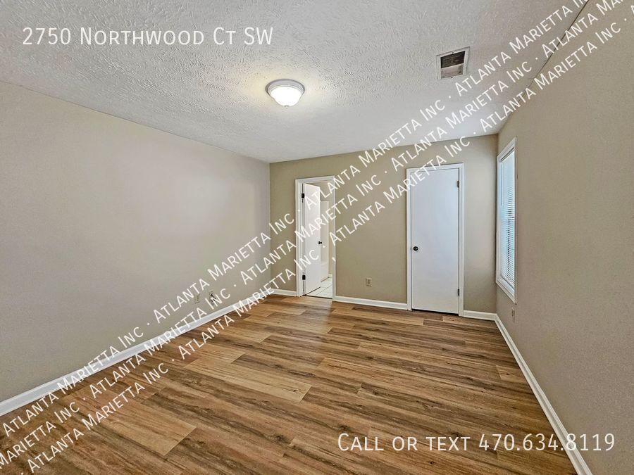 Recently Updated 2/2.5 Flat in Duplex Building - Housing Vouchers Accepted property image