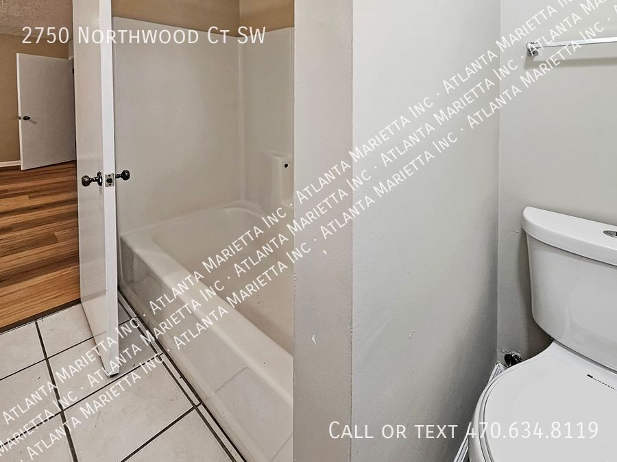 Recently Updated 2/2.5 Flat in Duplex Building - Housing Vouchers Accepted property image