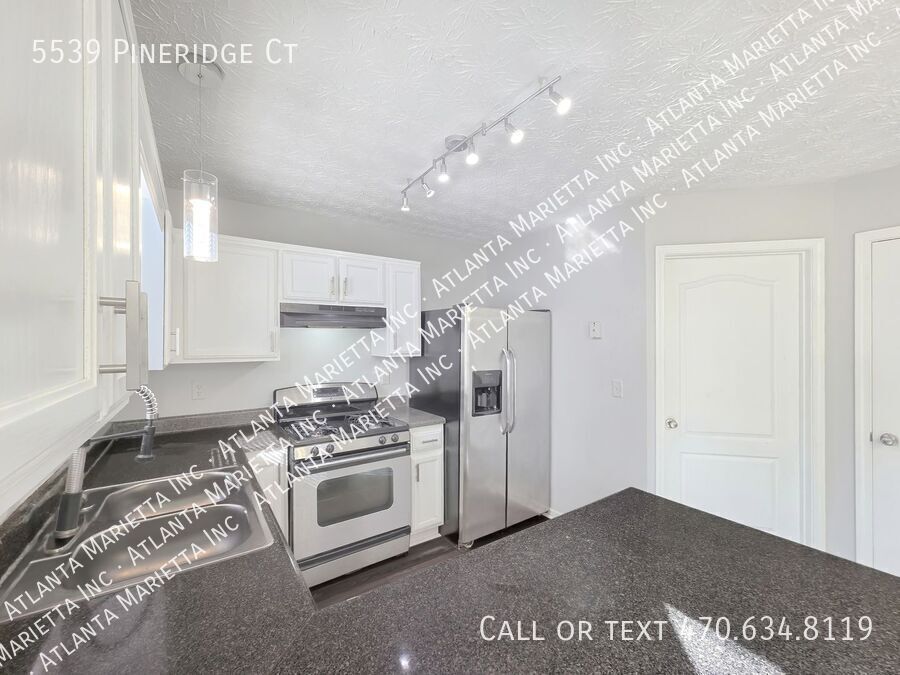 Charming Forest Park Townhome with Modern Finishes property image