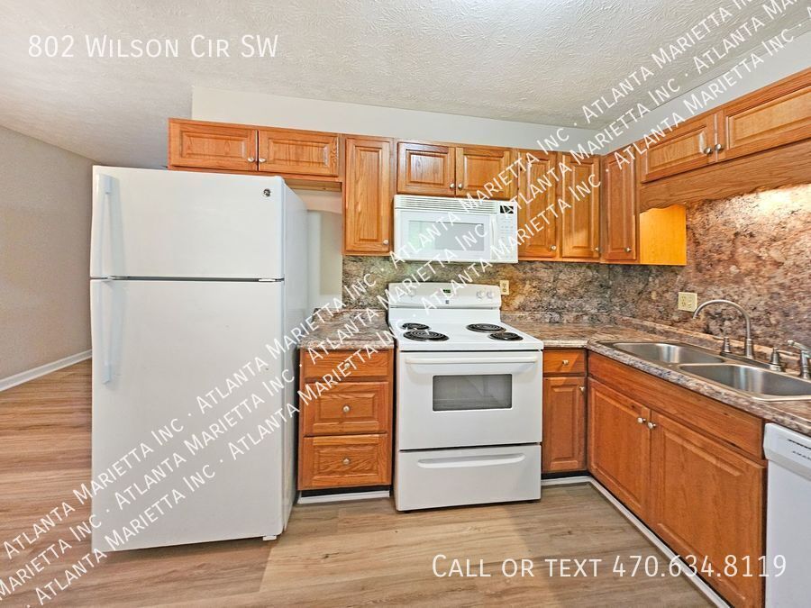 COMING IN APRIL! Beautifully Updated 2/2 Flat Near Marietta Square - Housing Vouchers Accepted property image