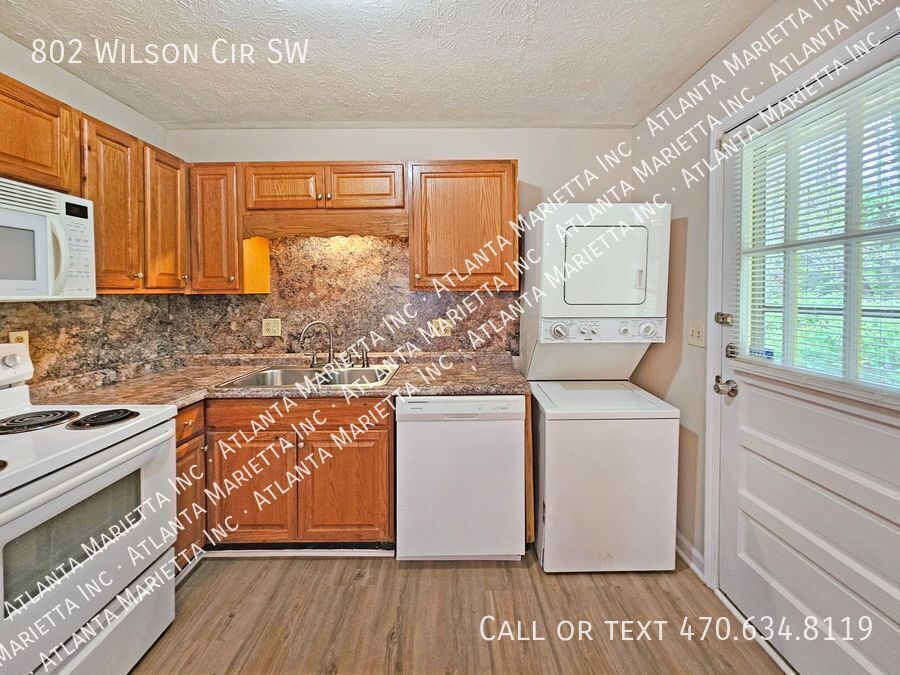 COMING IN APRIL! Beautifully Updated 2/2 Flat Near Marietta Square - Housing Vouchers Accepted property image