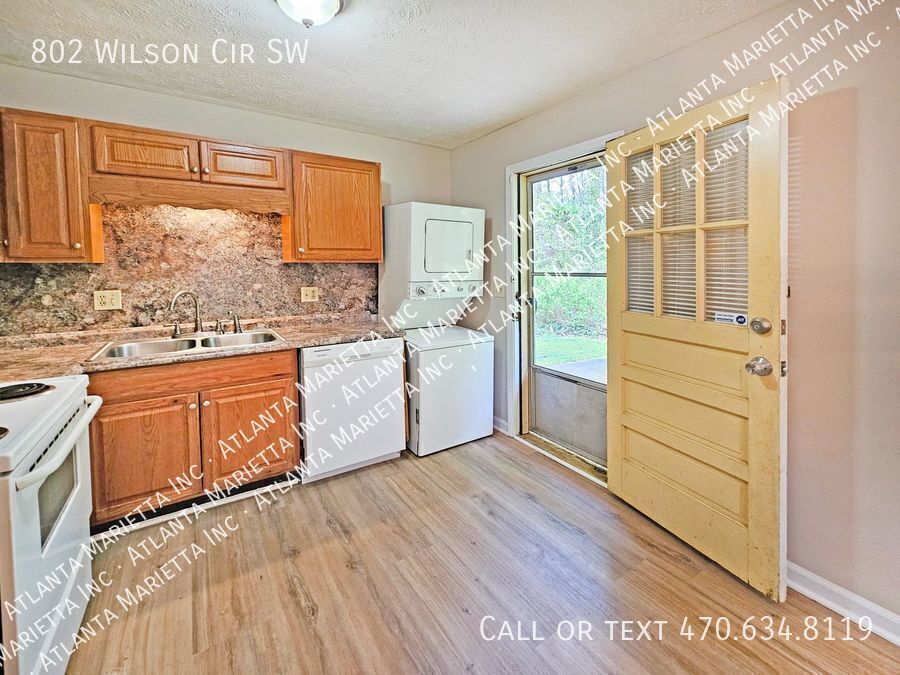 COMING IN APRIL! Beautifully Updated 2/2 Flat Near Marietta Square - Housing Vouchers Accepted property image