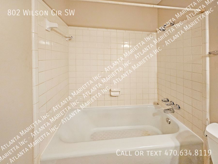 COMING IN APRIL! Beautifully Updated 2/2 Flat Near Marietta Square - Housing Vouchers Accepted property image