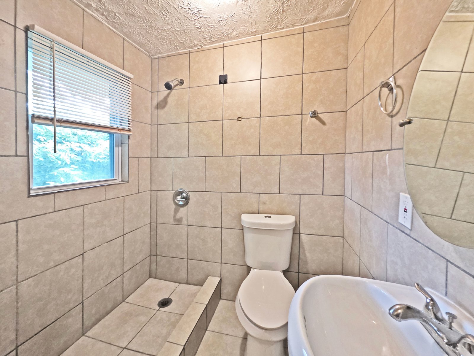 One bedroom 1 bath apartment - Housing Vouchers accepted property image