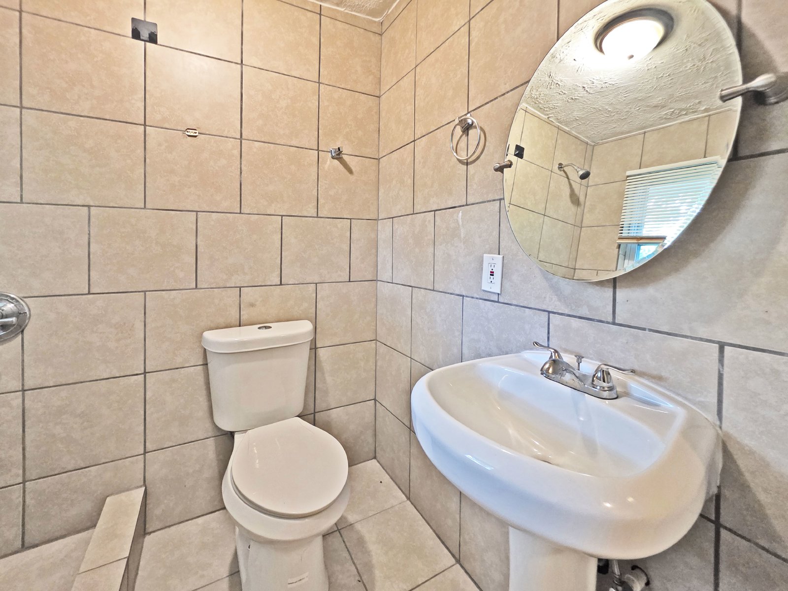 One bedroom 1 bath apartment - Housing Vouchers accepted property image
