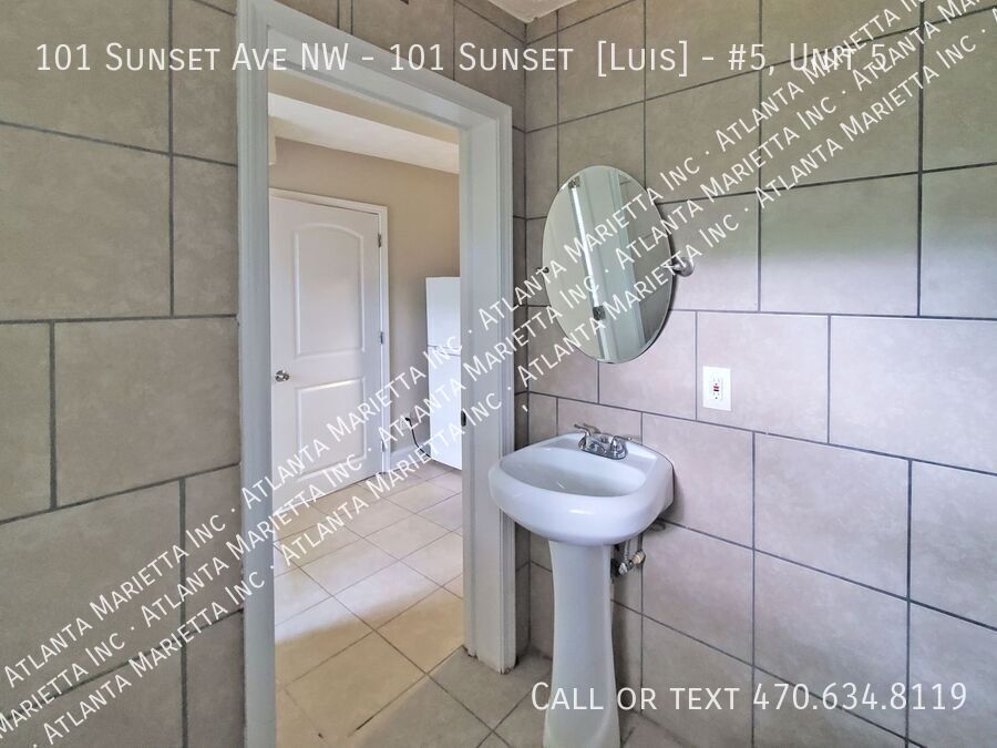 Beautifully updated 1 bedroom 1 bath apartment - Voucher Holders: Move In with Flex-Pay Security Deposit property image