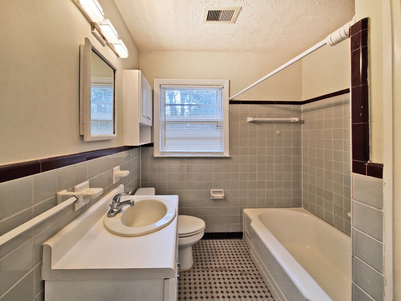 Cutest 2/1 Bungalow in Hapeville - Housing Vouchers Accepted property image