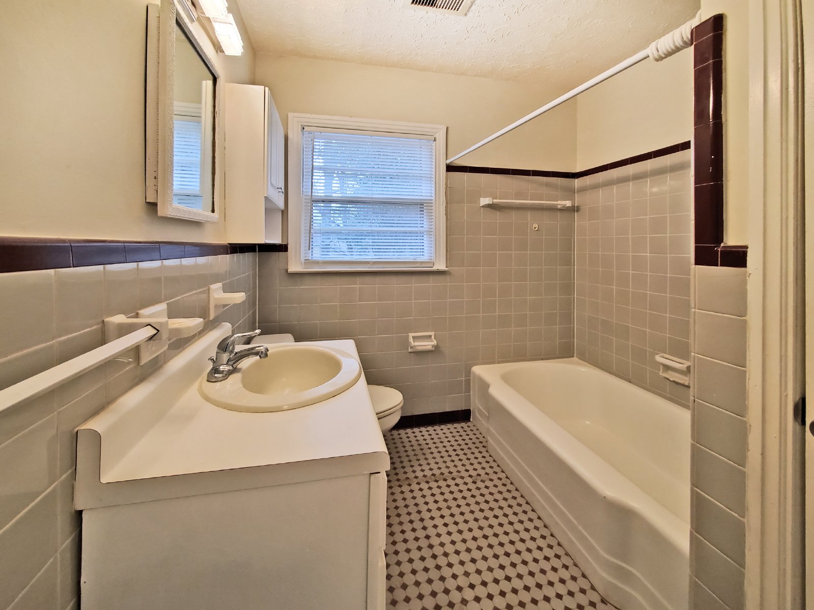 Cutest 2/1 Bungalow in Hapeville - Housing Vouchers Accepted property image