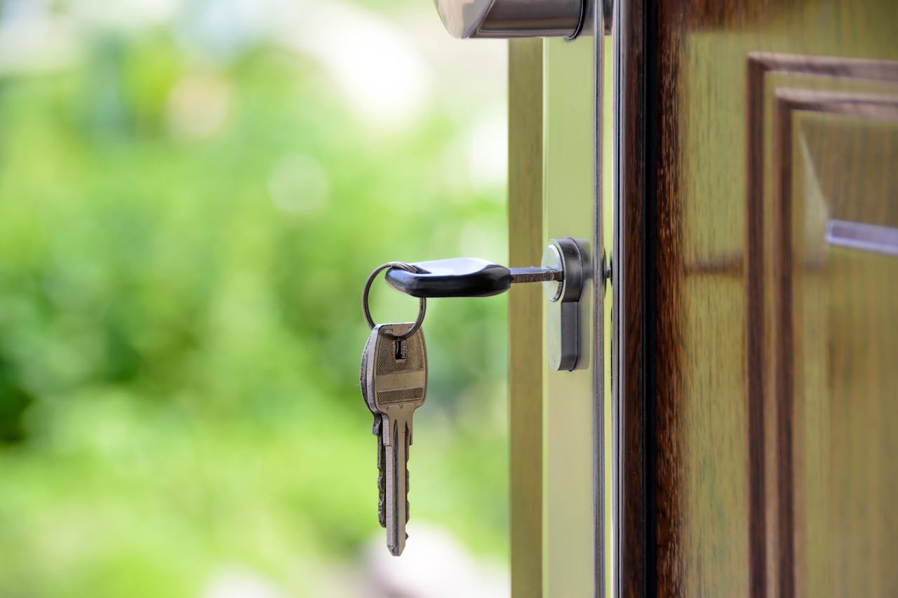 keys in front door lock
